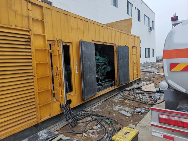 雨山如何在发电机出租合同中约定设备的维修和保养责任？